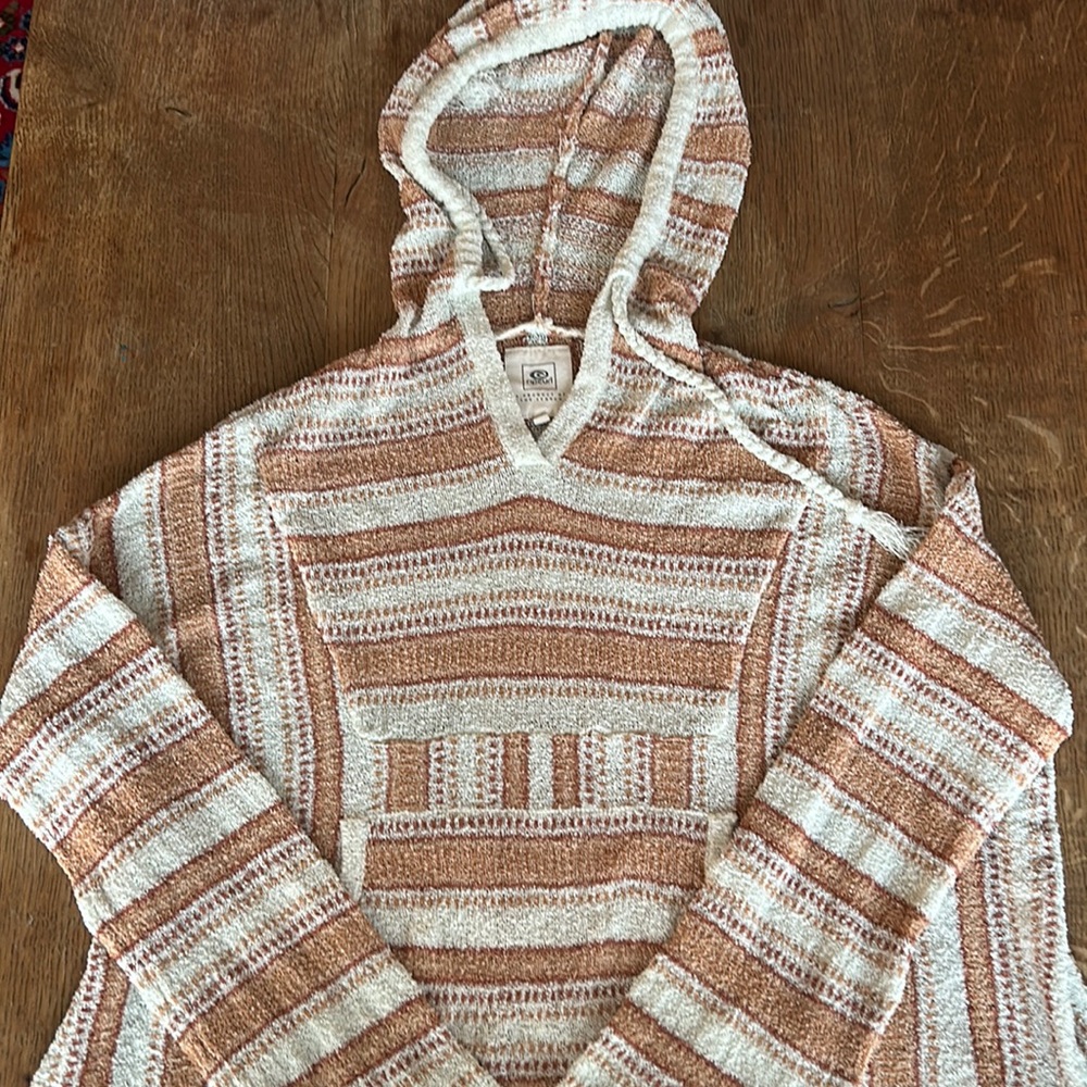 Rip curl lightweight poncho cream, with hood. Gently used. Beach vibes 🌅